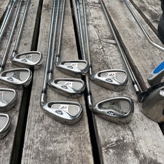 TaylorMadeのアイアンセットとR5ドライバー、ゴルフバッグ付きのセット。の画像