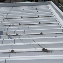 【屋根工事・外壁塗装】事務所の雨漏り&車に流れ落ちる塗料問…