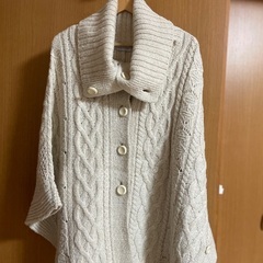 ポンチョ風に着るニットカーディガンの画像