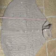 ポンチョ風に着るニットカーディガンの画像