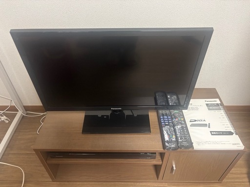 テレビ・テレビ台・ブルーレイディスクレコーダー(各種コード、リモコンあり)