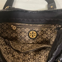 トリーバーチ クロコ型押し エナメルレザー ブラックの画像