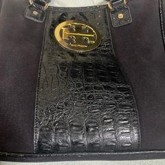 トリーバーチ クロコ型押し エナメルレザー ブラックの画像