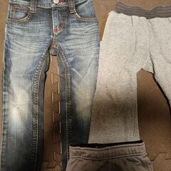 こども服　子供服　長ズボン　破れあり　100の画像