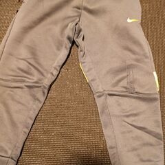 こども服　子供服　長ズボン　破れあり　100の画像