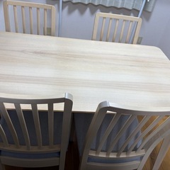 ダイニングテーブル／椅子4脚の画像