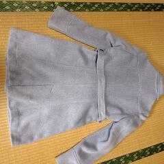グレーのレディースコートの画像