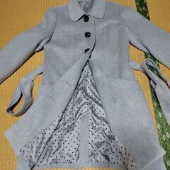 グレーのレディースコートの画像