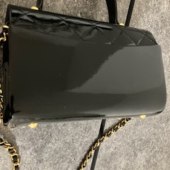 黒 エナメル ショルダーバッグの画像