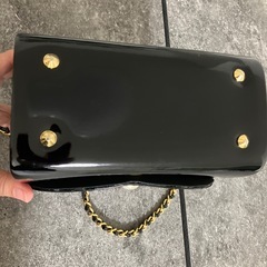 黒 エナメル ショルダーバッグの画像