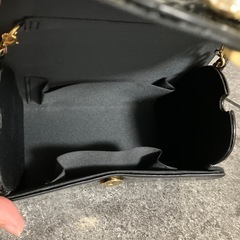 黒 エナメル ショルダーバッグの画像