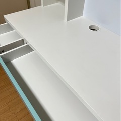 IKEA ミッケ　学習机　ホワイト／ターコイズの画像