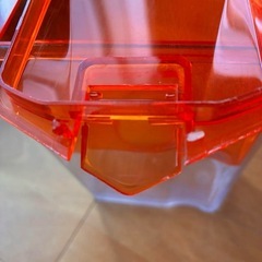 ガイアの水135 使用感はありますが、洗浄乾燥済みです 水アカのカルシウム分は、専用洗剤を使えば落ちるかと思います 画像の通り一部突起が欠けていますが、使用に支障はない部分です  フィルターを試したいけど 正規ルートで新品本体を買う前に 試してみたいという方への画像