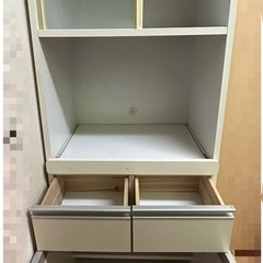 キッチンボード　食器棚の画像