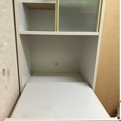 キッチンボード　食器棚の画像