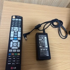①LG Smart TV 22インチ ②テレビ台　のセットの画像