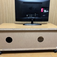 ①LG Smart TV 22インチ ②テレビ台　のセットの画像