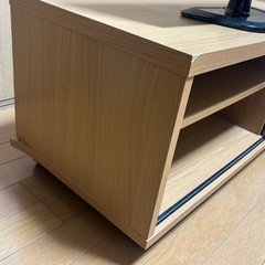 ①LG Smart TV 22インチ ②テレビ台　のセットの画像