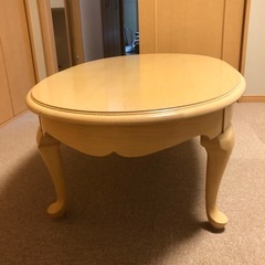 猫脚のテーブルの画像