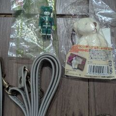 【譲】ハンドメイド素材　インテリア雑貨　動物　チャーム　輪ゴム　菓子缶　ベルトの画像