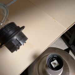 スタイリッシュなハンマード加工ベースのテーブルランプ - 北欧モダンテイストに（2つ名がジャンク品）の画像