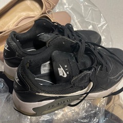 22.5cm パンプスとナイキのスニーカーの画像