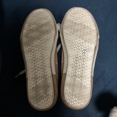 ベージュのスニーカーの画像