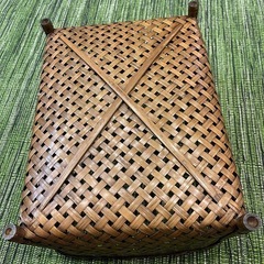 大きめ足付き竹籠の画像