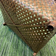 大きめ足付き竹籠の画像