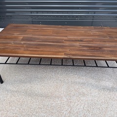 オシャレな木製ローテーブルの画像