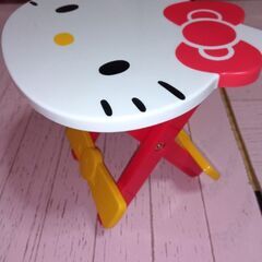 キティちゃんミニテーブルの画像