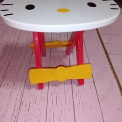 キティちゃんミニテーブルの画像