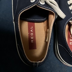 ネイビーのスニーカーの画像