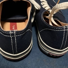 ネイビーのスニーカーの画像