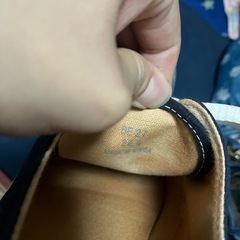 ネイビーのスニーカーの画像