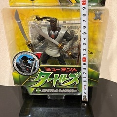 フットソルジャー 「ティーンエイジ・ミュータント・ニンジャ・タートルズ」 バトラクション MT-06  商品解説■「ミュータント・タートルズ」バトラクションに、フットソルジャーがラインナップ。  【セット内容】 フィギュア本体、フットボウガン、フットソード、フットブレード、説明書  【商品詳細】 サイズ：全高約14cm ※キャラクターカード封入  商品として未開封で自宅保管れていたものです。  未開封ですが、フィギュアを固定していた輪ゴムの劣化や経年のの画像