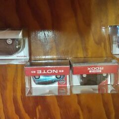 ミニカー3台、うち2台は同型の画像