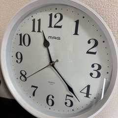 MAG 壁掛け時計 ホワイト シンプルデザインの画像
