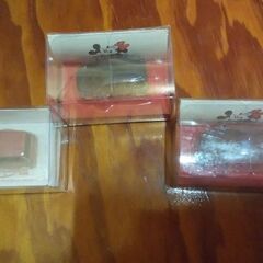 ミニカー3台、うち2台は同型の画像