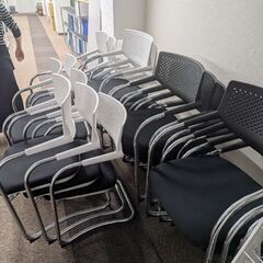 美品　ほぼ未使用　オフィスコム ミーティングチェア  固定脚 カンチレバー 肘付き ザーマスチェアの画像