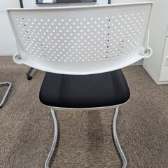 美品　ほぼ未使用　オフィスコム ミーティングチェア  固定脚 カンチレバー 肘付き ザーマスチェアの画像