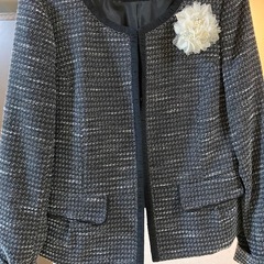 入学式　卒業式レディーススーツ　コサージュ付きの画像