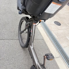 子供乗せ　3人　ヤマハ　電動アシスト自転車 チャイルドシート付き グレーの画像