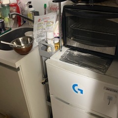 ベッドと小型冷蔵庫の画像