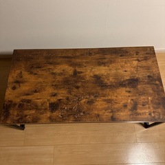 木目調テーブルの画像