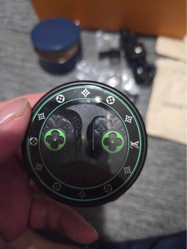 ルイヴィトン　ワイヤレスイヤホン　希少色　ほぼ新品