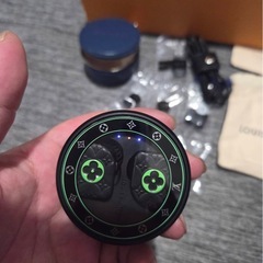 ルイヴィトン　ワイヤレスイヤホン　希少色　ほぼ新品の画像