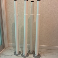 テーブルの脚4本の画像