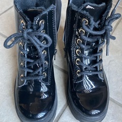 エナメルブーツ　女の子の画像