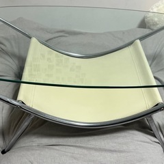 ガラス製テーブルの画像